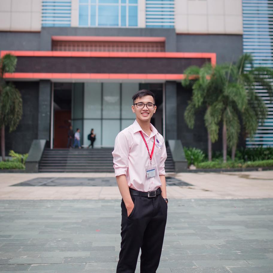 Phó Bí Thư Nguyễn Cao Hùng tại sân trường Bình Triệu